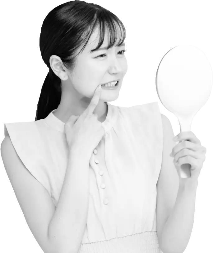 鏡を見て悩む女性