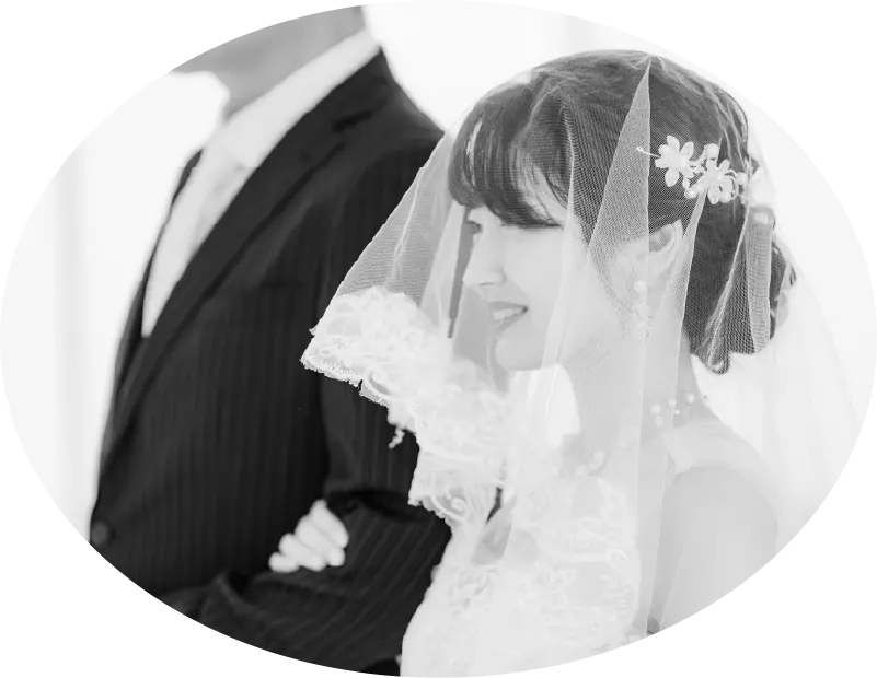 鏡を見て悩む女性